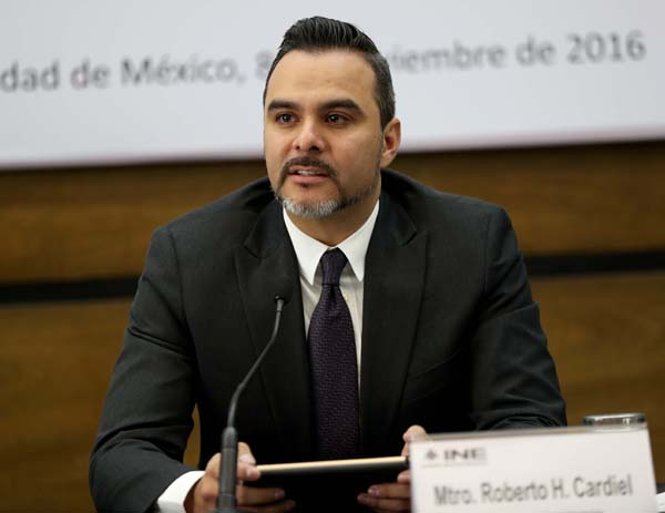 Director Ejecutivo de Capacitación Electoral y Educación Cívica Roberto Heycher Cardiel Soto.