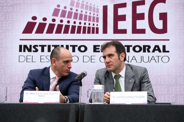 Consejero Presidente del Instituto Electoral del Estado de Guanajuato Mauricio Enrique Guzmán Yáñez y el Consejero Presidente del INE Lorenzo Córdova Vianello.