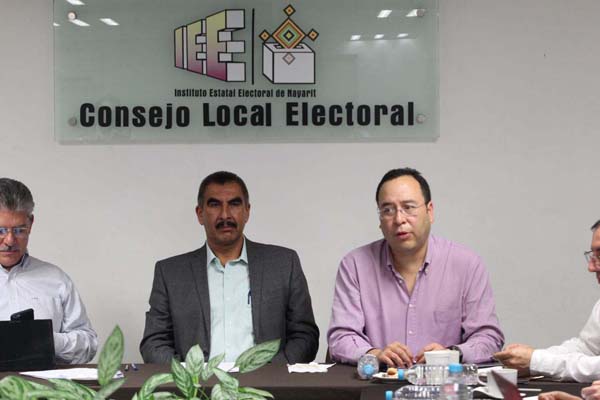 Consejero Electoral del INE Arturo Sánchez, Consejero Presidente del Instituto Estatal Electoral de Nayarit Celso Valderrama Delgado y el Consejero Electoral del INE Ciro Murayama.