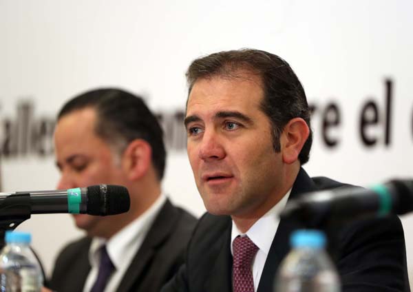 Titular de la FEPADE Santiago Castillo Nieto y el Consejero Presidente del INE Lorenzo Córdova Vianello.
