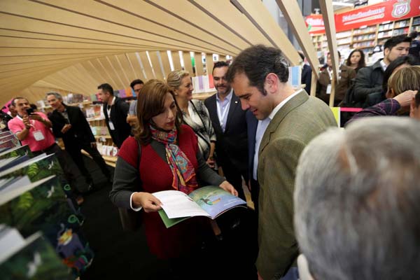 Visita al stand del Instituto Nacional Electoral en la Feria Internacional del Libro Guadalajara 2016.