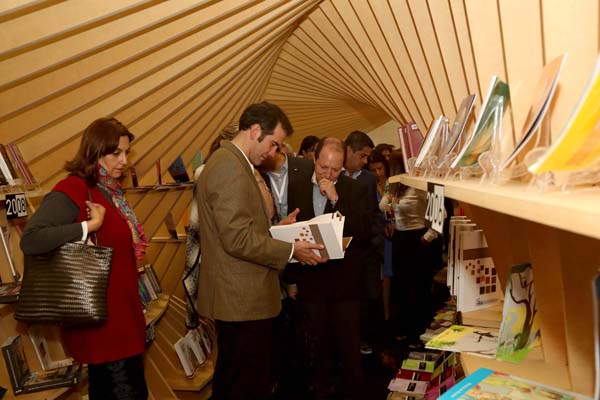 Visita al stand del Instituto Nacional Electoral en la Feria Internacional del Libro Guadalajara 2016.