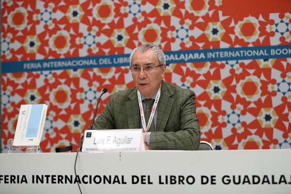 Escritor  Luis F. Aguilar Villanueva.