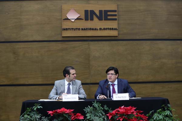 Consejero Presidente del INE Lorenzo Córdova Vianello y el Director Ejecutivo de Administración Bogart Cristóbal Montiel Reyna.