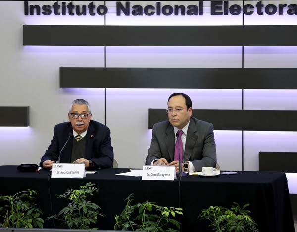 Profesor Emérito de la Facultad de Economía de la UNAM Rolando Cordera Campos y el Consejero Electoral Ciro Murayama Rendón.