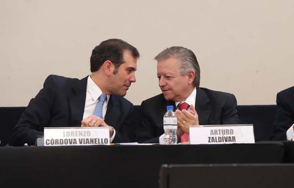 Consejero Presidente del INE Lorenzo Córdova Vianello y el Ministro de la SCJN Arturo Zaldivar Lelo de Larrea.