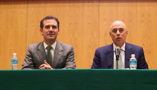 Consejero Presidente del INE Lorenzo Córdova Vianello y el Rector del ITAM Arturo Fernández.