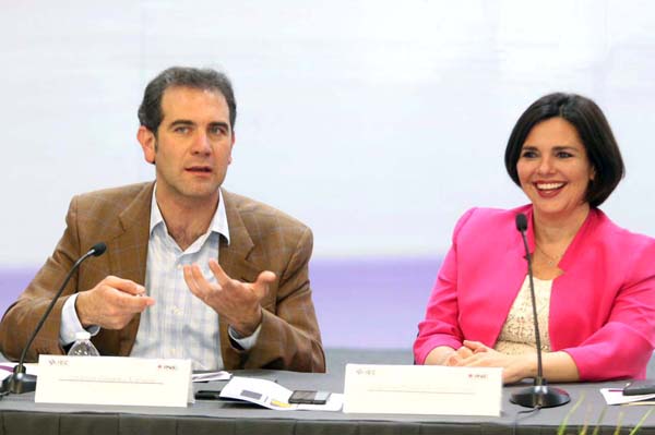 Lorenzo Córdova Vianello, Consejero Presidente del INE y Gabriela María de León Farías, Consejera Presidenta del Instituto Electoral de Coahuila.