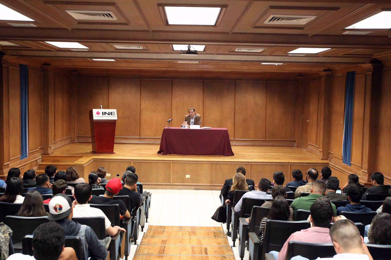 Conferencia Magistral en la Universidad Autónoma de Coahuila titulada Constitución, democracia y elecciones.