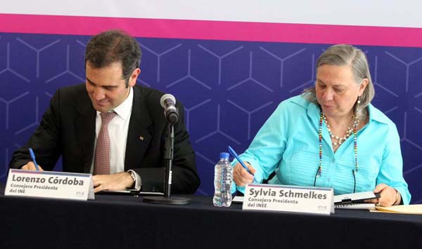 Consejero Presidente del INE Lorenzo Córdova Vianello y la Consejera Presidenta del INEE Sylvia Schmelkes del Valle.