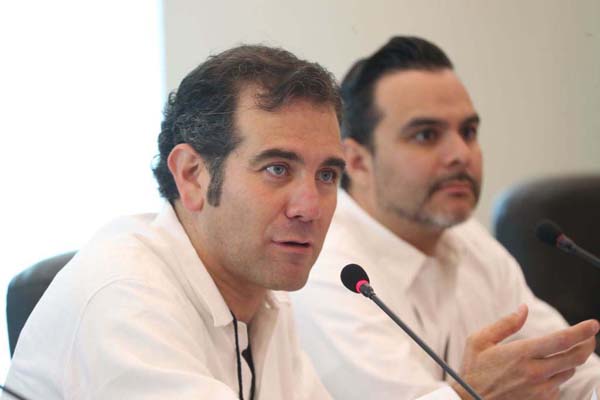 Lorenzo Córdova Vianello Consejero Presidente del INE y Roberto Heycher Cardiel Soto Director Ejecutivo de Capacitación Electoral y Educación Cívica.