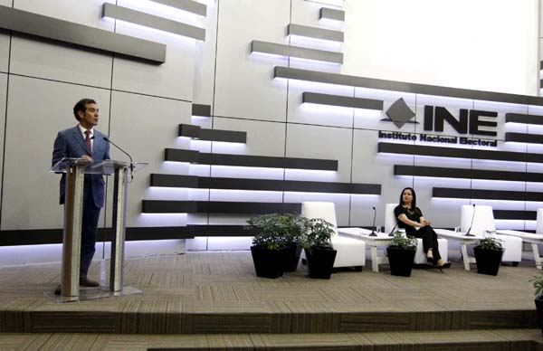 Lorenzo Córdova Vianello, Consejero Presidente del INE y Cintya Martínez, Presidenta Asociación de Internet .MX  en la Clausura del Evento titulado Día Mundial de Internet.