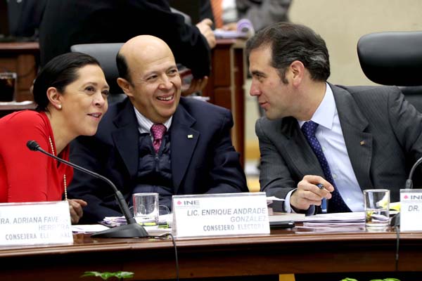 Consejera y Consejero Electorales Adriana Favela Herrera, Enrique Andrade González y el Consejero Presidente Lorenzo Córdova Vianello.