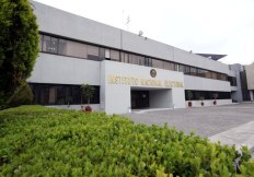 Entrega INE 14.8 millones  Credenciales para Votar en 2016