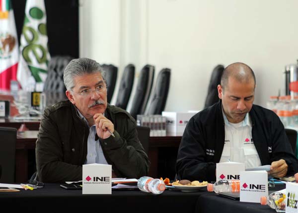 Consejeros Electorales del INE  Arturo Sánchez Gutiérrez  y José Roberto Ruíz Saldaña.